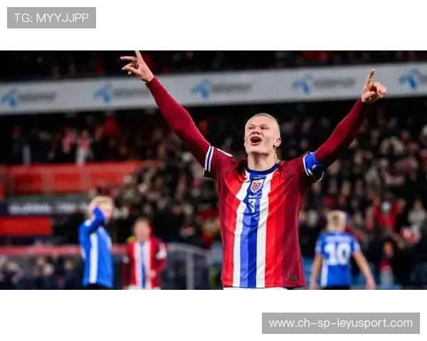 世界杯哈兰德头球力压解围完成致胜一击